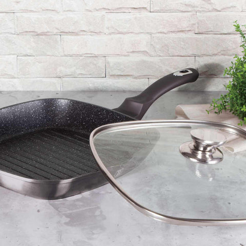 Imatge del producte de la paella amb tapa de 28 cm. Forma part de la Metallic Line Carbon Pro Edition. Característiques: • Material: alumini forjat • Paella de graella Ø28*4,1 cm 2,1L • Color: gris fosc metàl·lic DISSENY REGISTRAT DE BERLINGER HAUS!. (Vista de l'estudi). Producte oficial de Berlinger, impulsat per Promintra sl.