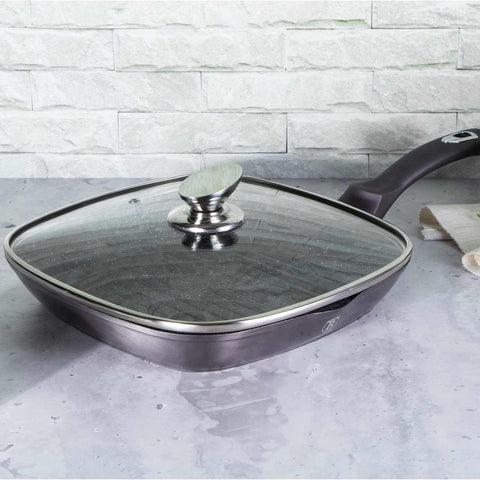 Imatge del producte de la paella amb tapa de 28 cm. Forma part de la Metallic Line Carbon Pro Edition. Característiques: • Material: alumini forjat • Paella de graella Ø28*4,1 cm 2,1L • Color: gris fosc metàl·lic DISSENY REGISTRAT DE BERLINGER HAUS!. (Vista de l'estudi). Producte oficial de Berlinger, impulsat per Promintra sl.