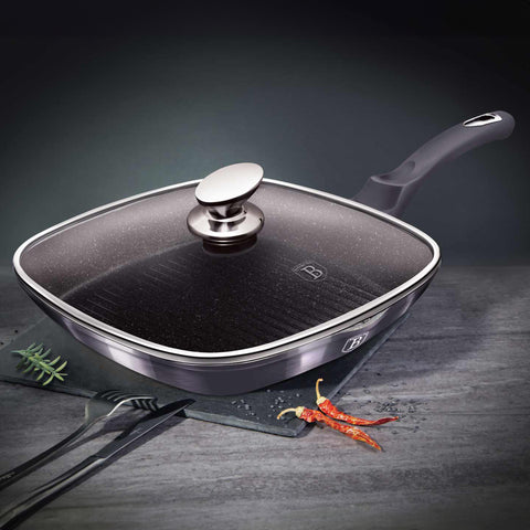 Imatge del producte de la paella amb tapa de 28 cm. Forma part de la Metallic Line Carbon Pro Edition. Característiques: • Material: alumini forjat • Paella de graella Ø28*4,1 cm 2,1L • Color: gris fosc metàl·lic DISSENY REGISTRAT DE BERLINGER HAUS!. (Vista de l'estudi). Producte oficial de Berlinger, impulsat per Promintra sl.