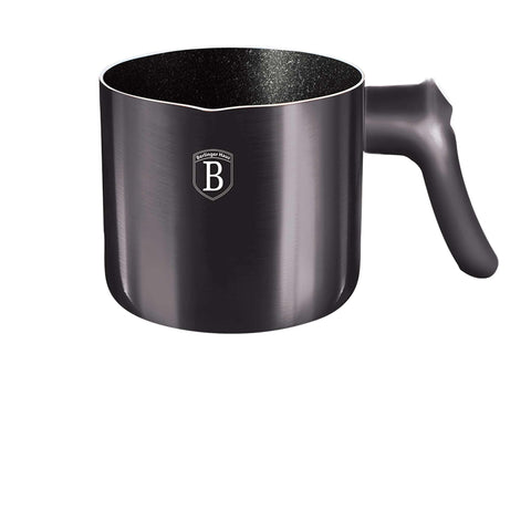 Imatge del producte de l'olla per a llet d'1,2L. Forma part de la Metallic Line Carbon Pro Edition. Característiques: • Material: alumini amb recobriment de marbre no estètic • Mida: 12 cm • Capacitat: 1,2 L • Color: gris fosc metàl·lic. (Vista d'estudi). Producte oficial de Berlinger, impulsat per Promintra sl.