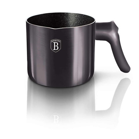 Imatge del producte de l'olla per a llet d'1,2L. Forma part de la Metallic Line Carbon Pro Edition. Característiques: • Material: alumini amb recobriment de marbre no estètic • Mida: 12 cm • Capacitat: 1,2 L • Color: gris fosc metàl·lic. (Vista d'estudi). Producte oficial de Berlinger, impulsat per Promintra sl.