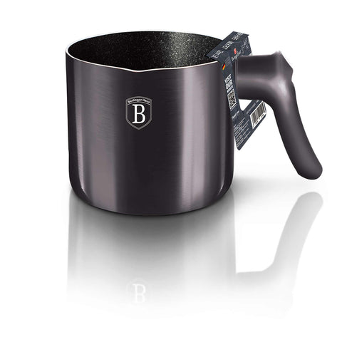 Imatge del producte de l'olla per a llet d'1,2L. Forma part de la Metallic Line Carbon Pro Edition. Característiques: • Material: alumini amb recobriment de marbre no estètic • Mida: 12 cm • Capacitat: 1,2 L • Color: gris fosc metàl·lic. (Vista d'estudi). Producte oficial de Berlinger, impulsat per Promintra sl.