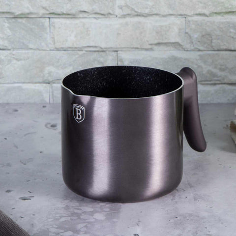 Imatge del producte de l'olla per a llet d'1,2L. Forma part de la Metallic Line Carbon Pro Edition. Característiques: • Material: alumini amb recobriment de marbre no estètic • Mida: 12 cm • Capacitat: 1,2 L • Color: gris fosc metàl·lic. (Vista d'estudi). Producte oficial de Berlinger, impulsat per Promintra sl.