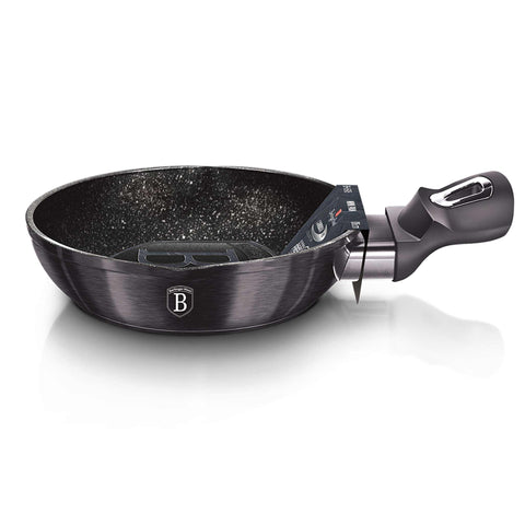 Imatge del producte Mini pa 16cm. Forma part de la Metallic Line Carbon Pro Edition. Característiques: • Material: alumini forjat • Mini pa Ø16 cm • Color: gris fosc metàl·lic DISSENY REGISTRAT DE BERLINGER HAUS!. (Vista d'estudi). Producte oficial de Berlinger, impulsat per Promintra sl.