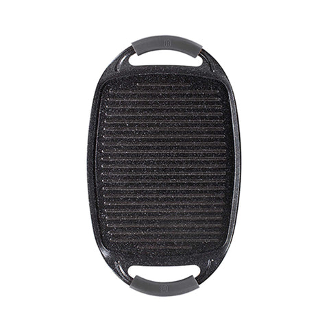 Imatge del producte de la placa de barbacoa de 47 cm. Forma part de la Metallic Line Carbon Pro Edition. Característiques: • Material: alumini forjat • Mida: 47*29 cm • Color: gris fosc • 2 MÀNECS DE SILICONA RESISTENTS A LA CALOR GRATUÏTS. (Vista d'estudi). Producte oficial Berlinger, impulsat per Promintra sl.