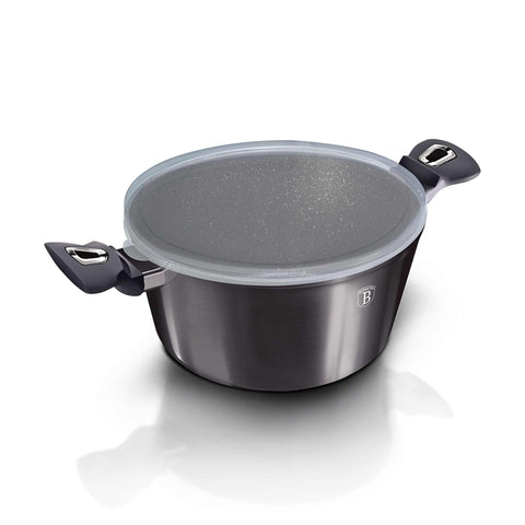 Imatge del producte de cassola amb tapa de 30 cm. Forma part de la Metallic Line Carbon Pro Edition. Característiques: • Material: alumini forjat • Cassola amb tapa Ø30*13,5 cm 8L • Color: gris fosc metàl·lic DISSENY REGISTRAT DE BERLINGER HAUS!. (Vista de l'estudi). Producte oficial de Berlinger, impulsat per Promintra sl.