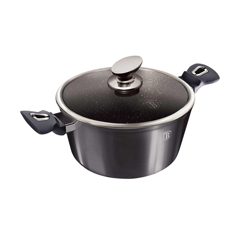 Imatge del producte de cassola amb tapa de 30 cm. Forma part de la Metallic Line Carbon Pro Edition. Característiques: • Material: alumini forjat • Cassola amb tapa Ø30*13,5 cm 8L • Color: gris fosc metàl·lic DISSENY REGISTRAT DE BERLINGER HAUS!. (Vista de l'estudi). Producte oficial de Berlinger, impulsat per Promintra sl.