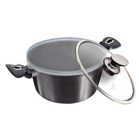 Imatge del producte de cassola amb tapa de 30 cm. Forma part de la Metallic Line Carbon Pro Edition. Característiques: • Material: alumini forjat • Cassola amb tapa Ø30*13,5 cm 8L • Color: gris fosc metàl·lic DISSENY REGISTRAT DE BERLINGER HAUS!. (Vista de l'estudi). Producte oficial de Berlinger, impulsat per Promintra sl.