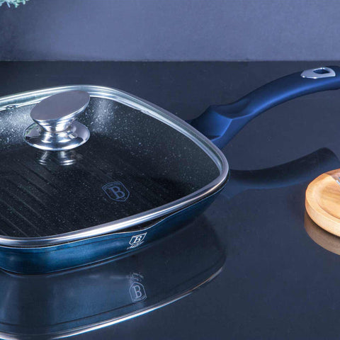 Imatge del producte de la paella amb tapa de 28 cm. Forma part de la Metallic Line Aquamarine Edition. Característiques: • Material: alumini forjat • Tapa de vidre amb tapa de Ø28*4,1 cm 2,1L • Color: aiguamarina metàl·lic DISSENY REGISTRAT DE BERLINGER HAUS!. (Vista d'estudi). Producte oficial de Berlinger, impulsat per Promintra sl.