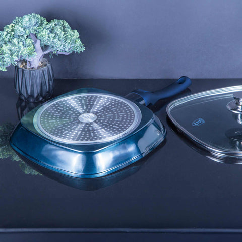 Imatge del producte de la paella amb tapa de 28 cm. Forma part de la Metallic Line Aquamarine Edition. Característiques: • Material: alumini forjat • Tapa de vidre amb tapa de Ø28*4,1 cm 2,1L • Color: aiguamarina metàl·lic DISSENY REGISTRAT DE BERLINGER HAUS!. (Vista d'estudi). Producte oficial de Berlinger, impulsat per Promintra sl.
