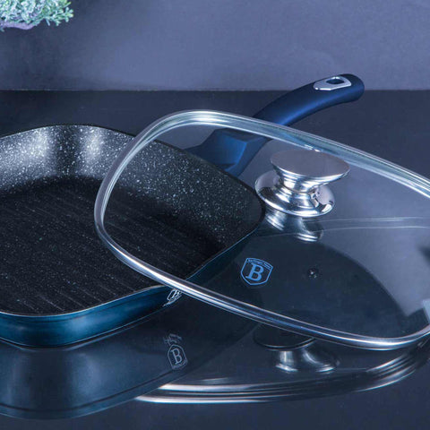 Imatge del producte de la paella amb tapa de 28 cm. Forma part de la Metallic Line Aquamarine Edition. Característiques: • Material: alumini forjat • Tapa de vidre amb tapa de Ø28*4,1 cm 2,1L • Color: aiguamarina metàl·lic DISSENY REGISTRAT DE BERLINGER HAUS!. (Vista d'estudi). Producte oficial de Berlinger, impulsat per Promintra sl.