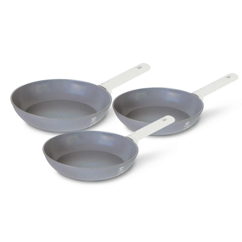 Imagem do produto: conjunto de 3 frigideiras. Parte da Coleção Aspen. Características: • Material: alumínio forjado com revestimento antiaderente cinza titânio • Inclui: • Frigideira Ø20*4,5 cm 1,0L • Frigideira Ø24*4,8 cm 1,7L • Frigideira Ø28*5,2 cm 2,4L.... (Vista de estúdio). Produto oficial Berlinger Haus, com o apoio da Promintra sl.