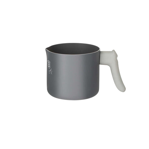Imatge del producte de l'olla per a llet d'1,2L. Forma part de la col·lecció Aspen. Característiques: • Material: alumini amb recobriment antiadherent gris • Mida: 12 cm • Capacitat: 1,2 L • Color: gris mat. (Vista d'estudi). Producte oficial de Berlinger, impulsat per Promintra sl.