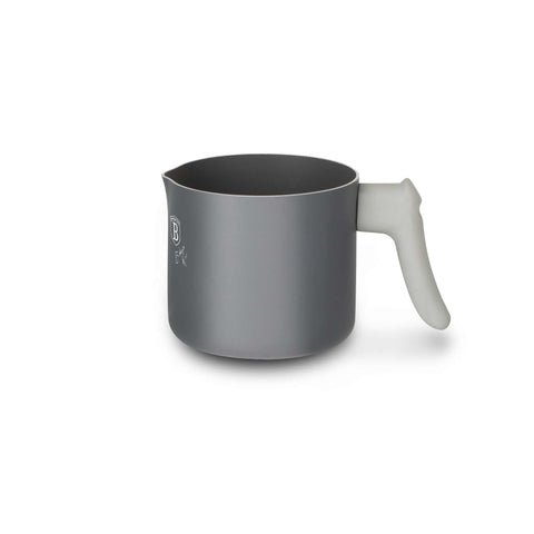 Imatge del producte de l'olla per a llet d'1,2L. Forma part de la col·lecció Aspen. Característiques: • Material: alumini amb recobriment antiadherent gris • Mida: 12 cm • Capacitat: 1,2 L • Color: gris mat. (Vista d'estudi). Producte oficial de Berlinger, impulsat per Promintra sl.