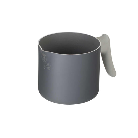 Imatge del producte de l'olla per a llet d'1,2L. Forma part de la col·lecció Aspen. Característiques: • Material: alumini amb recobriment antiadherent gris • Mida: 12 cm • Capacitat: 1,2 L • Color: gris mat. (Vista d'estudi). Producte oficial de Berlinger, impulsat per Promintra sl.