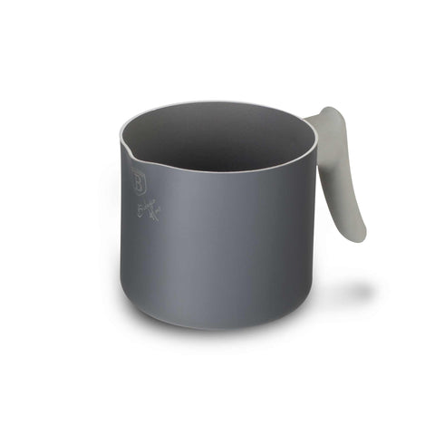 Imatge del producte de l'olla per a llet d'1,2L. Forma part de la col·lecció Aspen. Característiques: • Material: alumini amb recobriment antiadherent gris • Mida: 12 cm • Capacitat: 1,2 L • Color: gris mat. (Vista d'estudi). Producte oficial de Berlinger, impulsat per Promintra sl.