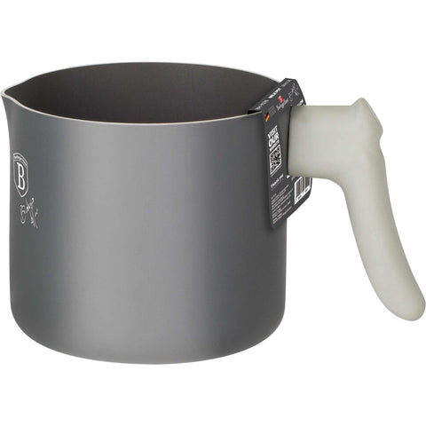 Imatge del producte de l'olla per a llet d'1,2L. Forma part de la col·lecció Aspen. Característiques: • Material: alumini amb recobriment antiadherent gris • Mida: 12 cm • Capacitat: 1,2 L • Color: gris mat. (Vista d'estudi). Producte oficial de Berlinger, impulsat per Promintra sl.