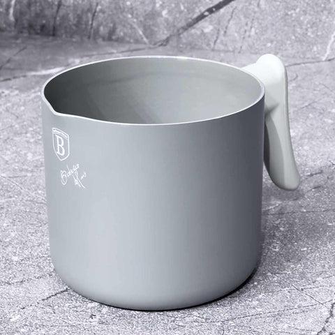 Imatge del producte de l'olla per a llet d'1,2L. Forma part de la col·lecció Aspen. Característiques: • Material: alumini amb recobriment antiadherent gris • Mida: 12 cm • Capacitat: 1,2 L • Color: gris mat. (Vista d'estudi). Producte oficial de Berlinger, impulsat per Promintra sl.