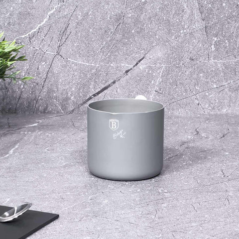 Imatge del producte de l'olla per a llet d'1,2L. Forma part de la col·lecció Aspen. Característiques: • Material: alumini amb recobriment antiadherent gris • Mida: 12 cm • Capacitat: 1,2 L • Color: gris mat. (Vista d'estudi). Producte oficial de Berlinger, impulsat per Promintra sl.