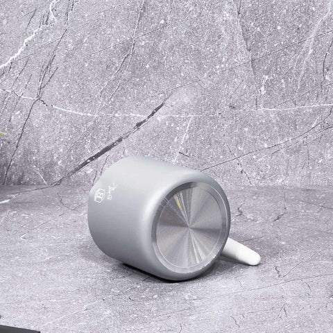 Imatge del producte de l'olla per a llet d'1,2L. Forma part de la col·lecció Aspen. Característiques: • Material: alumini amb recobriment antiadherent gris • Mida: 12 cm • Capacitat: 1,2 L • Color: gris mat. (Vista d'estudi). Producte oficial de Berlinger, impulsat per Promintra sl.