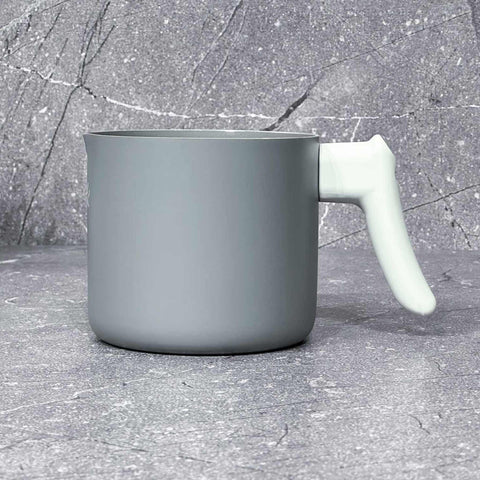 Imatge del producte de l'olla per a llet d'1,2L. Forma part de la col·lecció Aspen. Característiques: • Material: alumini amb recobriment antiadherent gris • Mida: 12 cm • Capacitat: 1,2 L • Color: gris mat. (Vista d'estudi). Producte oficial de Berlinger, impulsat per Promintra sl.
