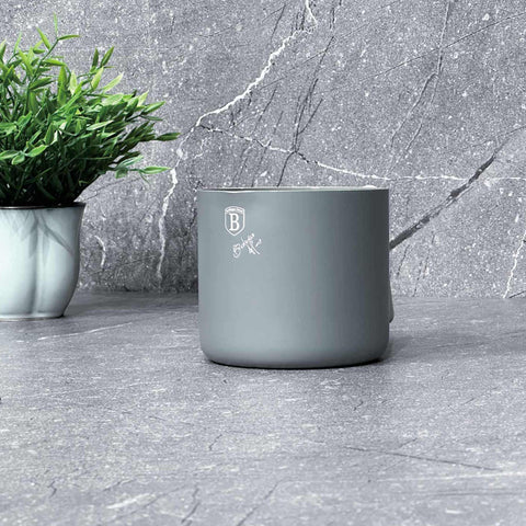 Imatge del producte de l'olla per a llet d'1,2L. Forma part de la col·lecció Aspen. Característiques: • Material: alumini amb recobriment antiadherent gris • Mida: 12 cm • Capacitat: 1,2 L • Color: gris mat. (Vista d'estudi). Producte oficial de Berlinger, impulsat per Promintra sl.
