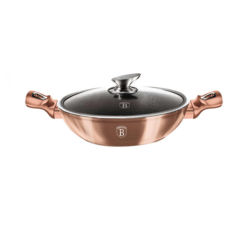 Imatge del producte Wok amb tapa de 30 cm. Forma part de la Metallic Line Rose Gold Edition. Característiques: • Material: alumini forjat • Wok amb tapa de Ø30 cm • Color: or rosa metàl·lic DISSENY REGISTRAT DE BERLINGER HAUS!. (Vista de l'estudi). Producte oficial de Berlinger, impulsat per Promintra sl.