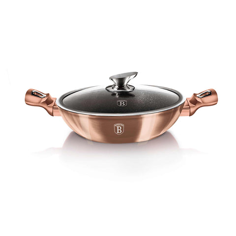 Imatge del producte Wok amb tapa de 30 cm. Forma part de la Metallic Line Rose Gold Edition. Característiques: • Material: alumini forjat • Wok amb tapa de Ø30 cm • Color: or rosa metàl·lic DISSENY REGISTRAT DE BERLINGER HAUS!. (Vista de l'estudi). Producte oficial de Berlinger, impulsat per Promintra sl.