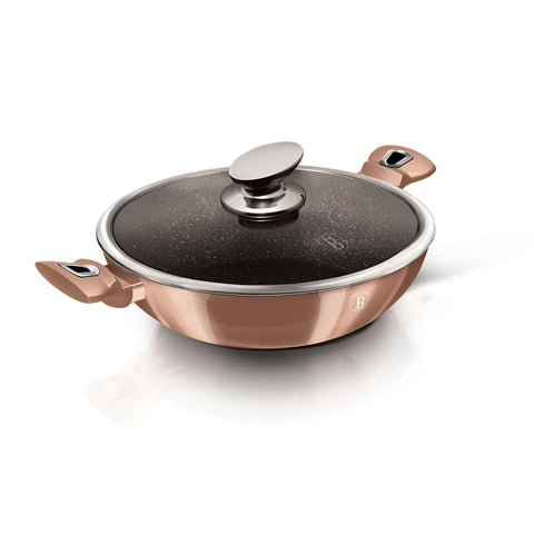 Imatge del producte Wok amb tapa de 30 cm. Forma part de la Metallic Line Rose Gold Edition. Característiques: • Material: alumini forjat • Wok amb tapa de Ø30 cm • Color: or rosa metàl·lic DISSENY REGISTRAT DE BERLINGER HAUS!. (Vista de l'estudi). Producte oficial de Berlinger, impulsat per Promintra sl.