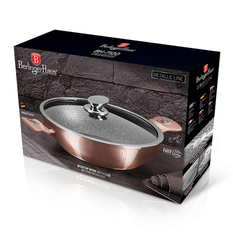 Imatge del producte Wok amb tapa de 30 cm. Forma part de la Metallic Line Rose Gold Edition. Característiques: • Material: alumini forjat • Wok amb tapa de Ø30 cm • Color: or rosa metàl·lic DISSENY REGISTRAT DE BERLINGER HAUS!. (Vista de l'estudi). Producte oficial de Berlinger, impulsat per Promintra sl.