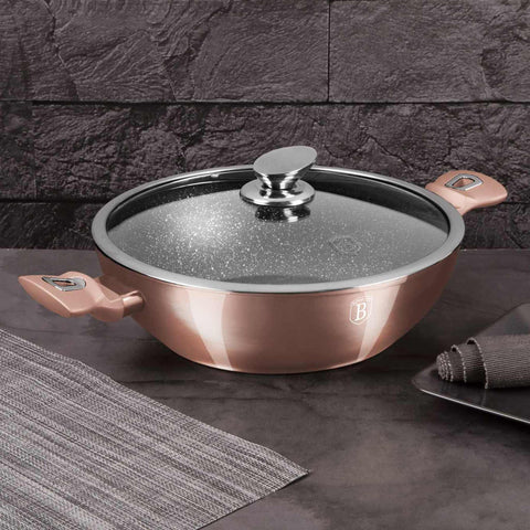 Imatge del producte Wok amb tapa de 30 cm. Forma part de la Metallic Line Rose Gold Edition. Característiques: • Material: alumini forjat • Wok amb tapa de Ø30 cm • Color: or rosa metàl·lic DISSENY REGISTRAT DE BERLINGER HAUS!. (Vista de l'estudi). Producte oficial de Berlinger, impulsat per Promintra sl.