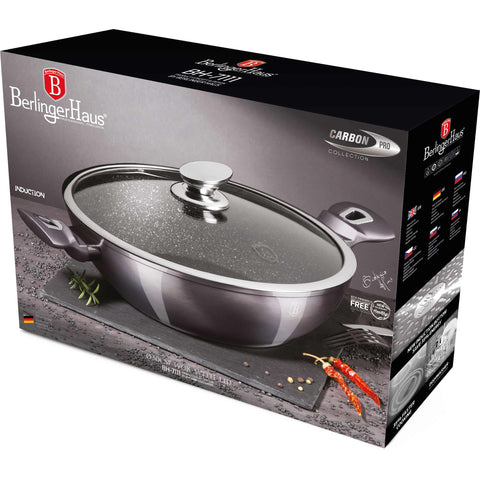 Imatge del producte Wok amb tapa de 30 cm. Forma part de la Metallic Line Carbon Pro Edition. Característiques: • Material: alumini forjat • Wok amb tapa de Ø30 cm • Color: gris fosc metàl·lic DISSENY REGISTRAT DE BERLINGER HAUS!. (Vista de l'estudi). Producte oficial de Berlinger, impulsat per Promintra sl.