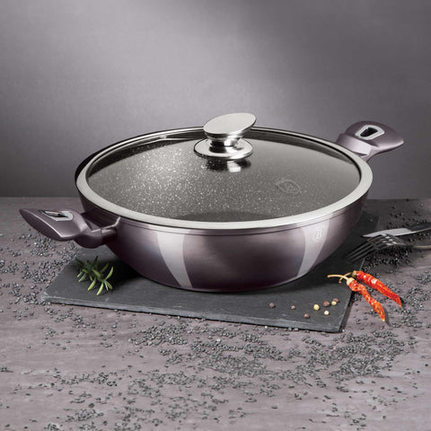 Imatge del producte Wok amb tapa de 30 cm. Forma part de la Metallic Line Carbon Pro Edition. Característiques: • Material: alumini forjat • Wok amb tapa de Ø30 cm • Color: gris fosc metàl·lic DISSENY REGISTRAT DE BERLINGER HAUS!. (Vista de l'estudi). Producte oficial de Berlinger, impulsat per Promintra sl.