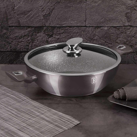 Imatge del producte Wok amb tapa de 30 cm. Forma part de la Metallic Line Carbon Pro Edition. Característiques: • Material: alumini forjat • Wok amb tapa de Ø30 cm • Color: gris fosc metàl·lic DISSENY REGISTRAT DE BERLINGER HAUS!. (Vista de l'estudi). Producte oficial de Berlinger, impulsat per Promintra sl.