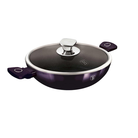 Imatge del producte Wok amb tapa de 30 cm. Part de la col·lecció Purple Eclipse. Característiques: • Material: alumini forjat • Wok amb tapa de Ø30 cm • Color: porpra metàl·lic amb ombra negra DISSENY REGISTRAT DE BERLINGER HAUS!. (Vista de l'estudi). Producte oficial de Berlinger, impulsat per Promintra sl.