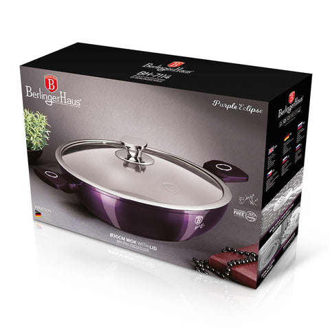 Imatge del producte Wok amb tapa de 30 cm. Part de la col·lecció Purple Eclipse. Característiques: • Material: alumini forjat • Wok amb tapa de Ø30 cm • Color: porpra metàl·lic amb ombra negra DISSENY REGISTRAT DE BERLINGER HAUS!. (Vista de l'estudi). Producte oficial de Berlinger, impulsat per Promintra sl.