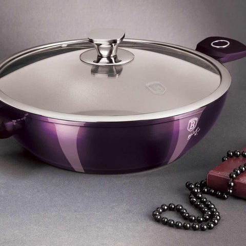 Imatge del producte Wok amb tapa de 30 cm. Part de la col·lecció Purple Eclipse. Característiques: • Material: alumini forjat • Wok amb tapa de Ø30 cm • Color: porpra metàl·lic amb ombra negra DISSENY REGISTRAT DE BERLINGER HAUS!. (Vista de l'estudi). Producte oficial de Berlinger, impulsat per Promintra sl.