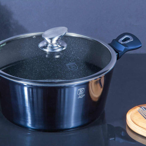 Imagem do produto: Caçarola com tampa de 30 cm. Parte da Linha Metálica Edição Água-marinha. Características: • Material: alumínio forjado • Caçarola com tampa Ø30*13,5 cm 8L • Cor: água-marinha metálica. DESIGN REGISTRADO POR BERLINGER HAUS! (Visão de estilo de vida). Produto oficial Berlinger Haus, com o apoio da Promintra sl.