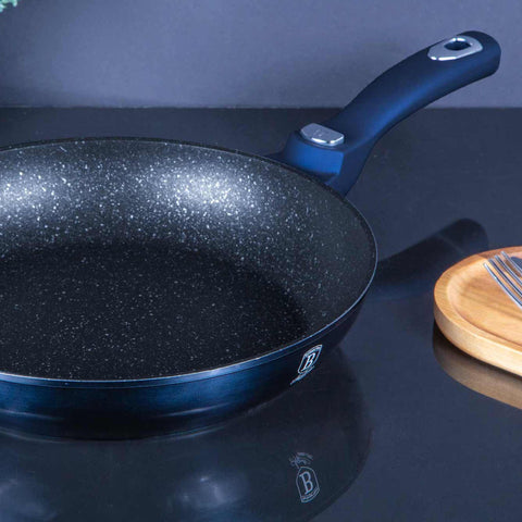 Imatge del producte de la paella de 28 cm amb nansa desmuntable. Forma part de la Metallic Line Aquamarine Edition. Característiques: • Material: alumini forjat • Paella de Ø28*5,2 cm 2,4L • Tapa de plàstic de Ø28 cm • APILABLE - ESTALVI D'ESPAI • Color: aiguamarina metàl·lic • APTE PER AL FORN, SI... (Vista d'estudi). Producte oficial de Berlinger, impulsat per Promintra sl.