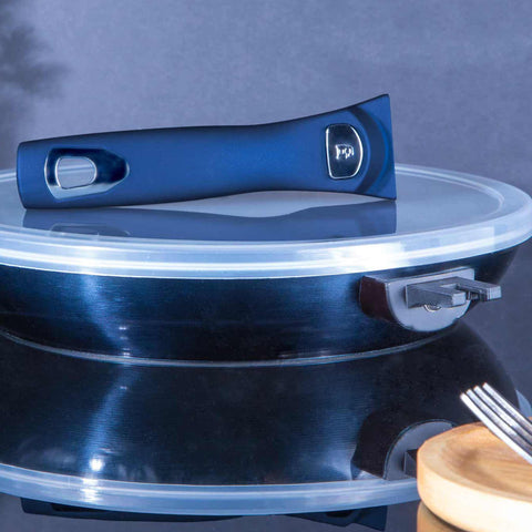 Imatge del producte de la paella de 28 cm amb nansa desmuntable. Forma part de la Metallic Line Aquamarine Edition. Característiques: • Material: alumini forjat • Paella de Ø28*5,2 cm 2,4L • Tapa de plàstic de Ø28 cm • APILABLE - ESTALVI D'ESPAI • Color: aiguamarina metàl·lic • APTE PER AL FORN, SI... (Vista d'estudi). Producte oficial de Berlinger, impulsat per Promintra sl.