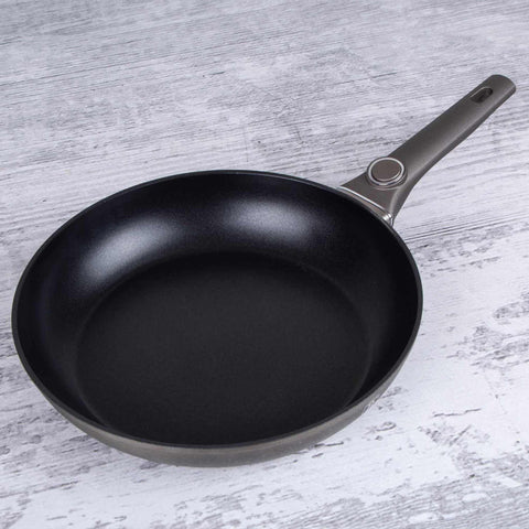 Product image of Frypan 28cm with detachable handle. Part of the Crystal Collection . Features: • Material: forged aluminum • Frypan Ø28*5,2 cm 2,4L • Plastic lid Ø28 cm • STACKABLE - SPACE SAVING • Color: dark champagne • OVEN SAFE, IF THE HA.... (Lifestyle view). Official Berlinger Haus product, boosted by Promintra sl.