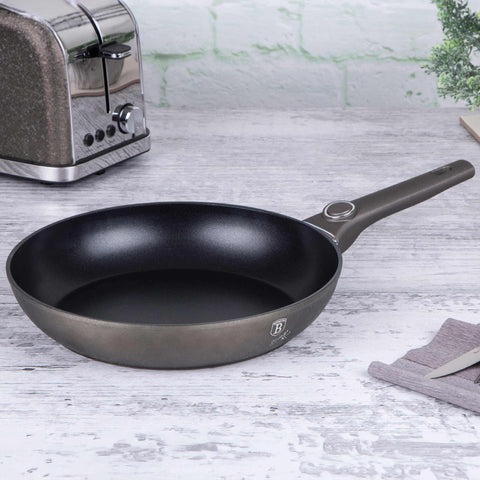Product image of Frypan 28cm with detachable handle. Part of the Crystal Collection . Features: • Material: forged aluminum • Frypan Ø28*5,2 cm 2,4L • Plastic lid Ø28 cm • STACKABLE - SPACE SAVING • Color: dark champagne • OVEN SAFE, IF THE HA.... (Lifestyle view). Official Berlinger Haus product, boosted by Promintra sl.