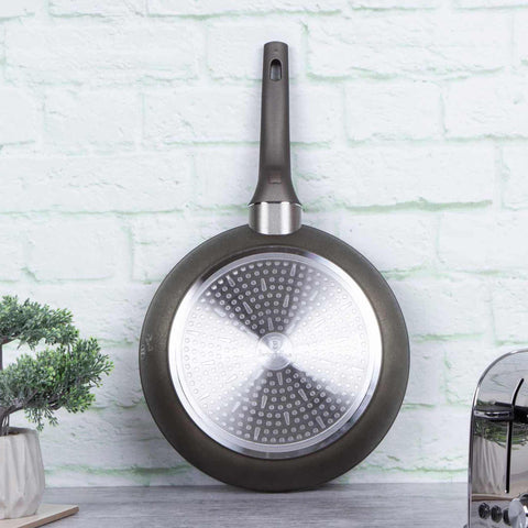Product image of Frypan 28cm with detachable handle. Part of the Crystal Collection . Features: • Material: forged aluminum • Frypan Ø28*5,2 cm 2,4L • Plastic lid Ø28 cm • STACKABLE - SPACE SAVING • Color: dark champagne • OVEN SAFE, IF THE HA.... (Lifestyle view). Official Berlinger Haus product, boosted by Promintra sl.