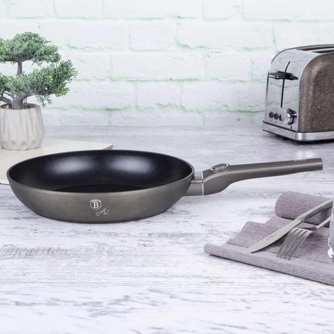 Product image of Frypan 28cm with detachable handle. Part of the Crystal Collection . Features: • Material: forged aluminum • Frypan Ø28*5,2 cm 2,4L • Plastic lid Ø28 cm • STACKABLE - SPACE SAVING • Color: dark champagne • OVEN SAFE, IF THE HA.... (Lifestyle view). Official Berlinger Haus product, boosted by Promintra sl.