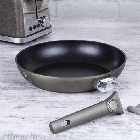 Product image of Frypan 28cm with detachable handle. Part of the Crystal Collection . Features: • Material: forged aluminum • Frypan Ø28*5,2 cm 2,4L • Plastic lid Ø28 cm • STACKABLE - SPACE SAVING • Color: dark champagne • OVEN SAFE, IF THE HA.... (Lifestyle view). Official Berlinger Haus product, boosted by Promintra sl.