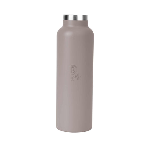 Product image of Flask with bamboo lid 0,6L. Part of the Taupe Collection . Features: • Material: 18/10 stainless steel with matt powder coating • Bamboo lid • Capacity: 0,6 L • Color: matt taupe • Packing: giftbox. (Studio view). Official Berlinger Haus product, boosted by Promintra sl.
