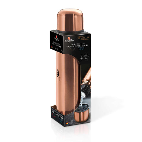 Imatge del producte de la termos de buit de 0,75L. Forma part de la Metallic Line Rose Gold Edition. Característiques: • Material: cos interior d'acer inoxidable 18/10 • Capacitat: 0,75 L • Color: or rosa metàl·lic • Embalatge: mitja caixa de regal. (Vista d'estudi). Producte oficial de Berlinger, impulsat per Promintra sl.