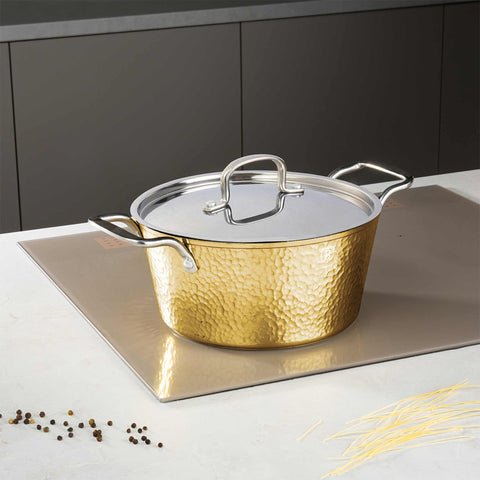 Imatge del producte de cassola amb tapa de 24 cm. Part de la col·lecció Hammered Gold. Característiques: • Material: alumini forjat amb recobriment antiadherent de marbre • Cassola amb tapa Ø24*11,8 cm 4,1L • Color: daurat clar DISSENY REGISTRAT DE BERLINGER .... (Vista de l'estudi). Producte oficial de Berlinger, impulsat per Promintra sl.