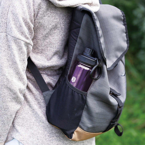 Imatge del producte d'ampolla esportiva de 540 ml. Forma part de la col·lecció Purple Eclipse. Característiques: • Material: cos interior d'acer inoxidable 18/10 • Capacitat: 540 ml • Color: porpra metàl·lic • Embalatge: mitja caixa de regal. (Vista d'estudi). Producte oficial de Berlinger, impulsat per Promintra sl.