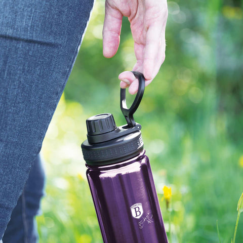 Imatge del producte d'ampolla esportiva de 540 ml. Forma part de la col·lecció Purple Eclipse. Característiques: • Material: cos interior d'acer inoxidable 18/10 • Capacitat: 540 ml • Color: porpra metàl·lic • Embalatge: mitja caixa de regal. (Vista d'estudi). Producte oficial de Berlinger, impulsat per Promintra sl.